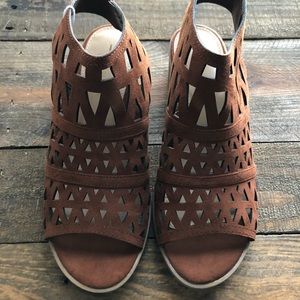 NWT Brown Chunky Heel